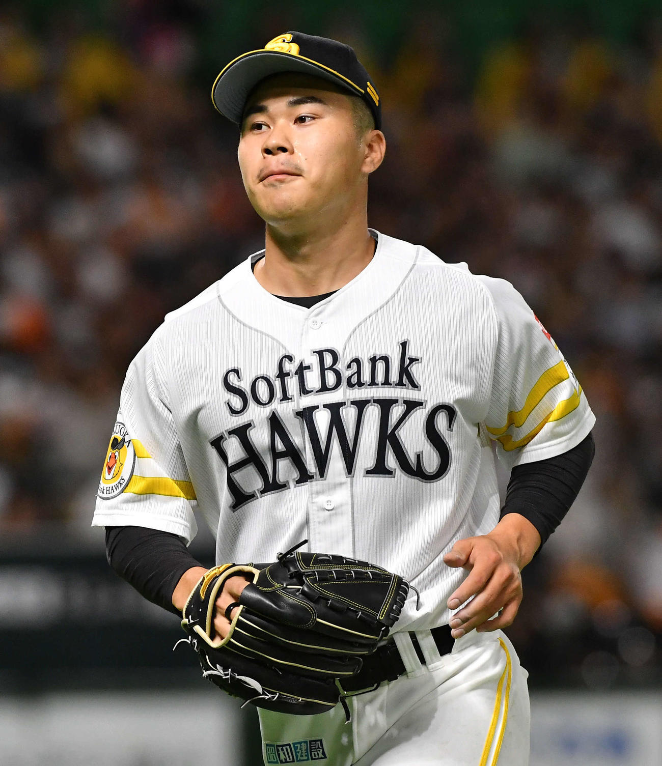 ソフトバンク対巨人　9回表、プロ初登板を無失点に抑えてベンチへ戻る松本晴（撮影・岩下翔太）