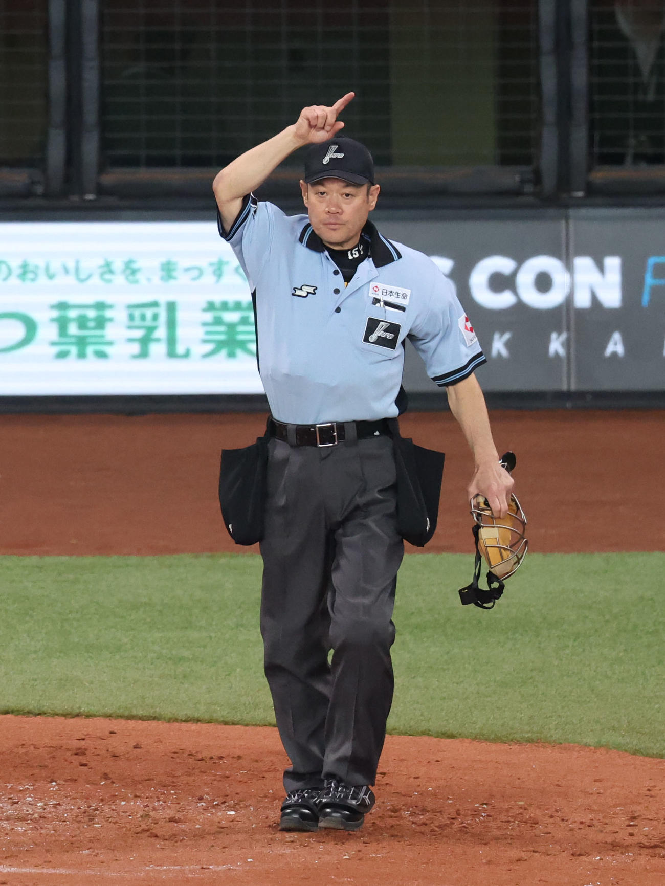 日本ハム対阪神　3回裏日本ハム1死、マルティネスの打球のリプレー検証結果本塁打となる（撮影・佐藤翔太）