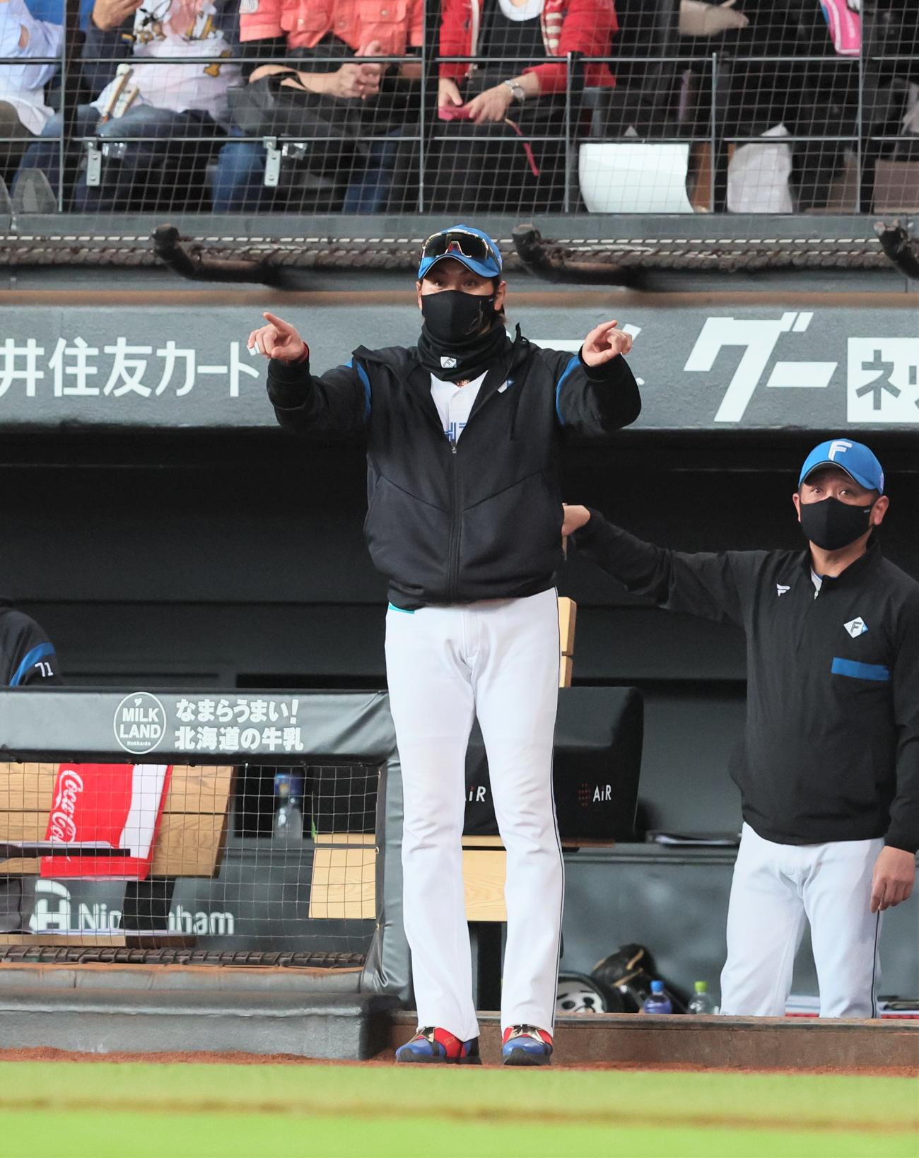 日本ハム対阪神　3回裏日本ハム1死、新庄監督はマルティネスの打球にリクエストし本塁打となる（撮影・加藤哉）
