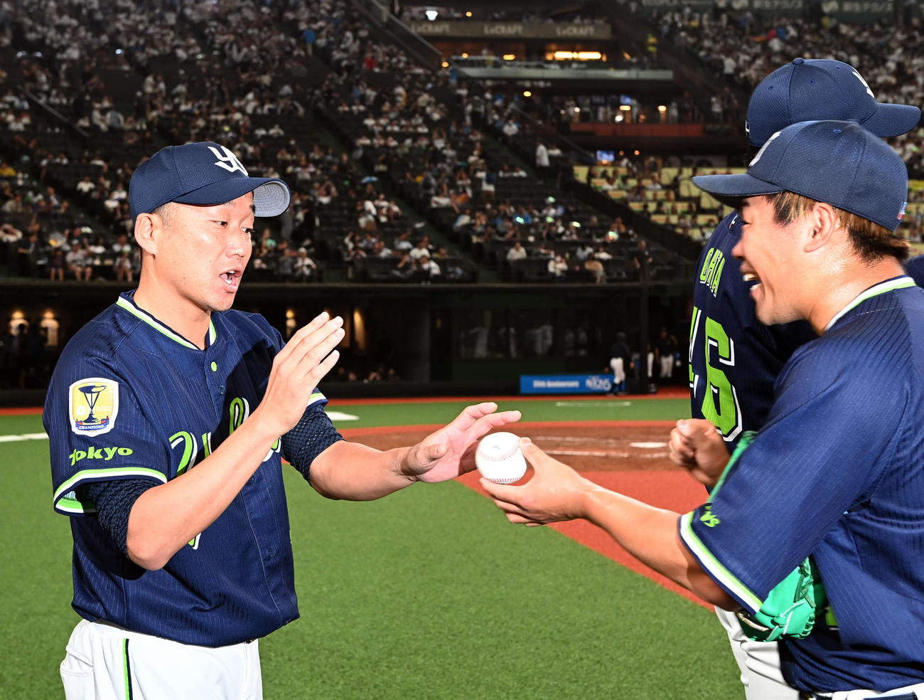 西武対ヤクルト　勝利投手となったヤクルト石川（左）は田口からウイニングボールを贈られ驚きの表情を浮かべる（撮影・たえ見朱実）