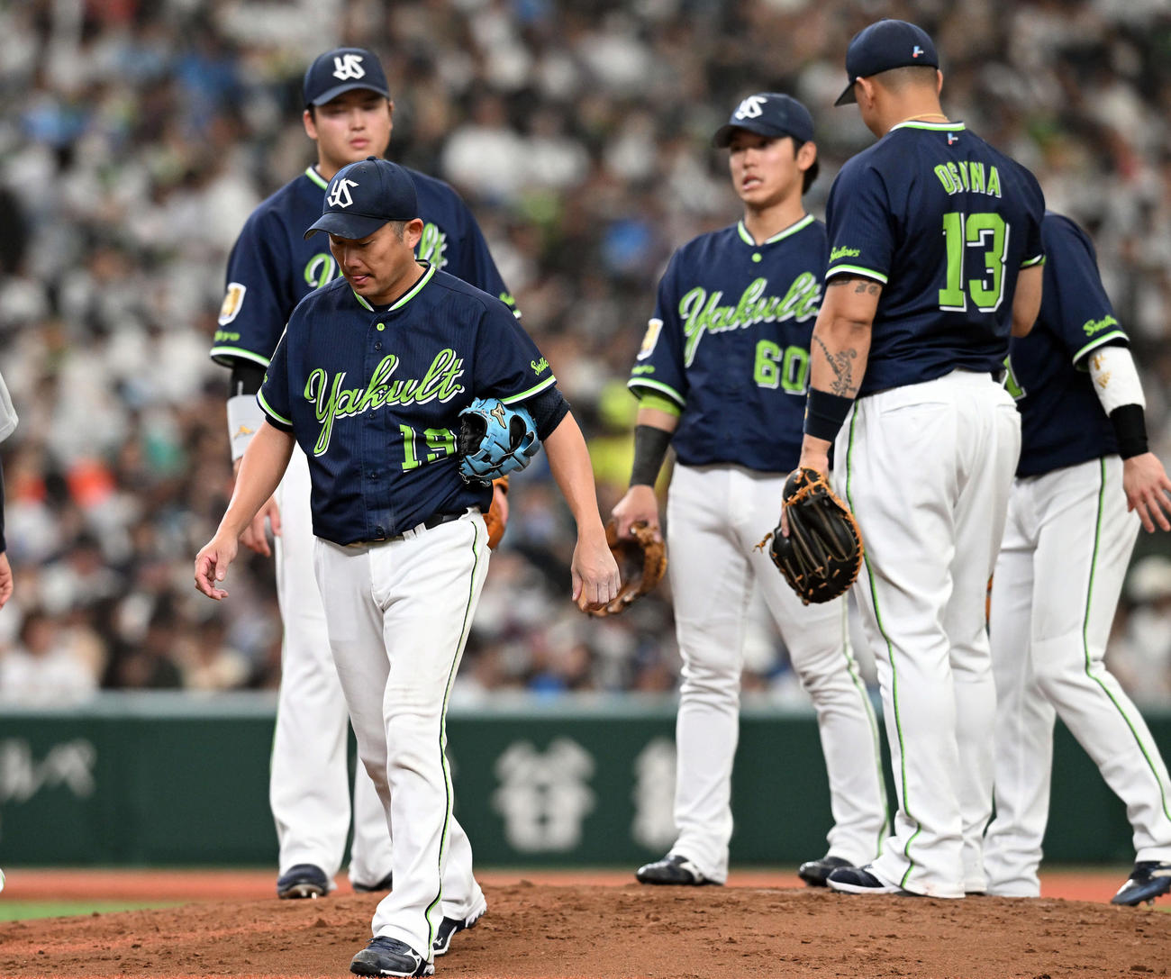 西武対ヤクルト　6回途中でマウンドを降りたヤクルトの先発石川（撮影・たえ見朱実）