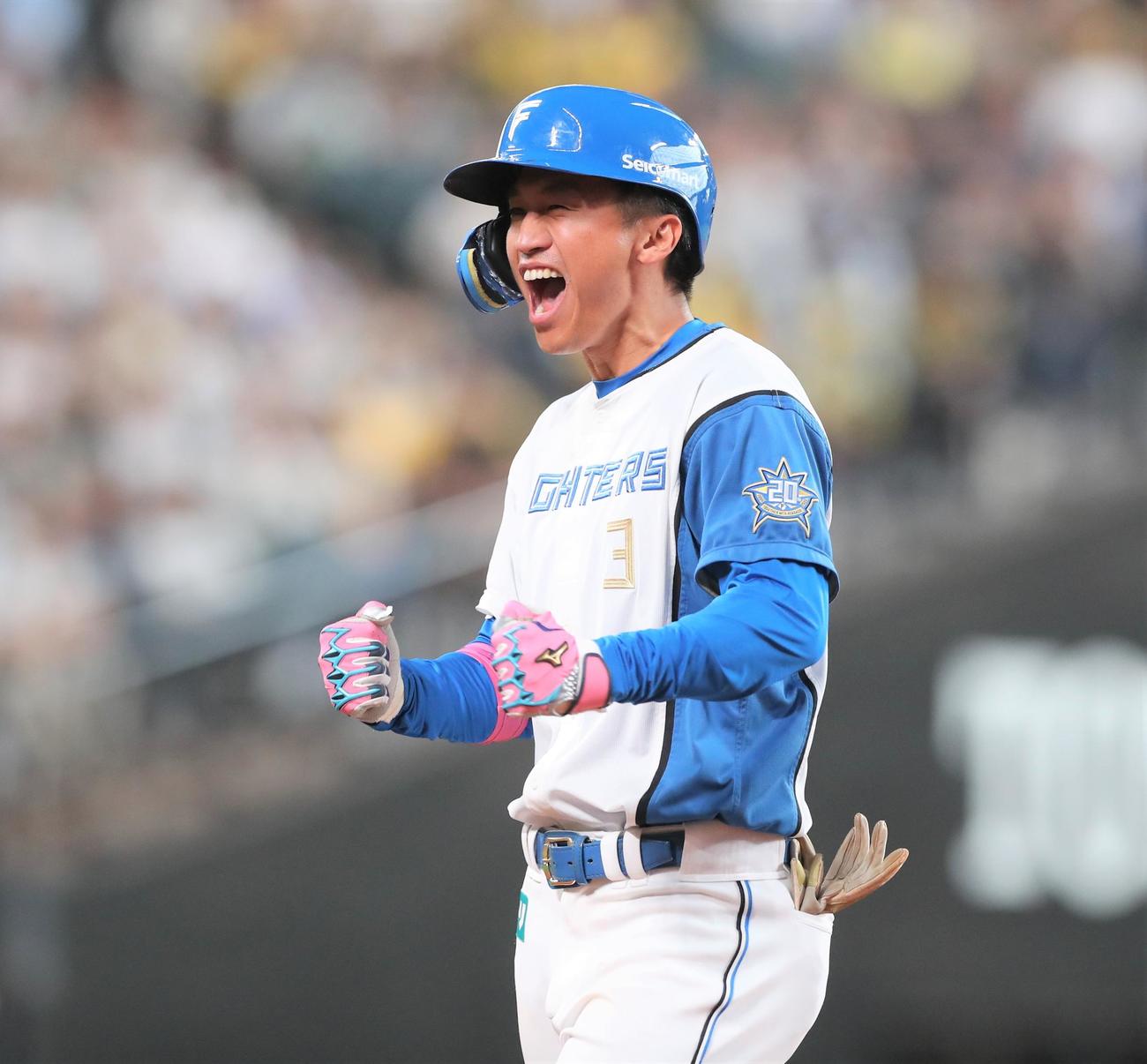 日本ハム対阪神　8回裏日本ハム無死一、二塁、中前適時打を放ち叫ぶ加藤豪（撮影・黒川智章）