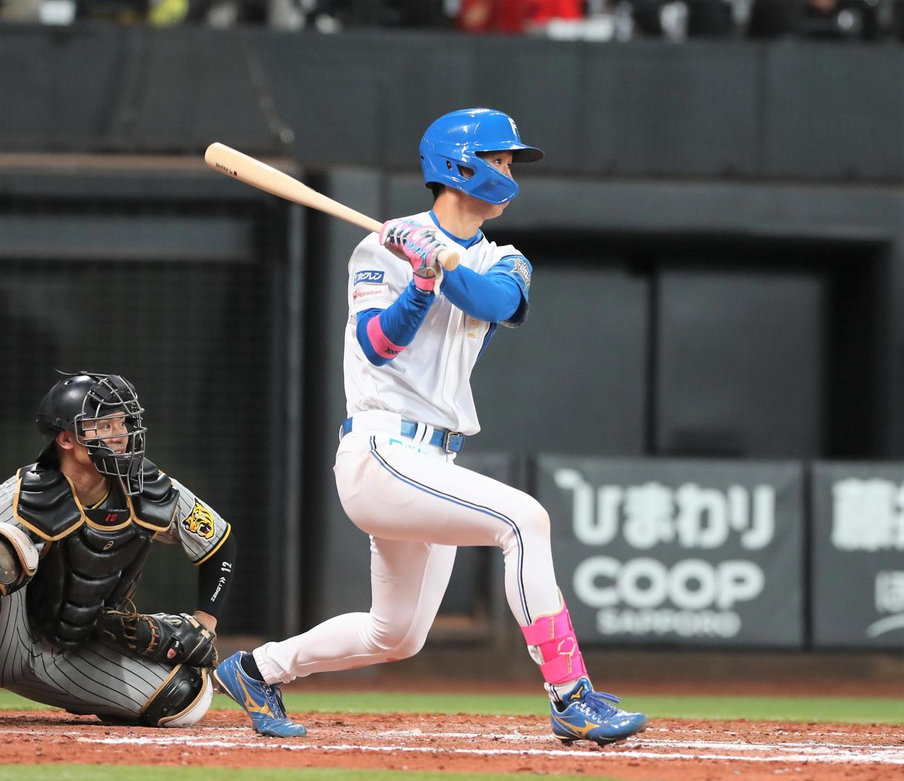 日本ハム対阪神　8回裏日本ハム無死一、二塁、中前適時打を放つ加藤豪（撮影・黒川智章）