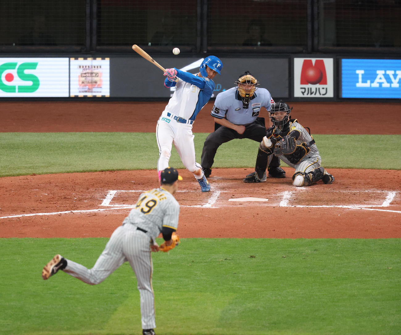 日本ハム対阪神　8回裏日本ハム無死一、二塁、加藤豪は勝ち越しとなる中前適時打を放つ。投手大竹（撮影・佐藤翔太）