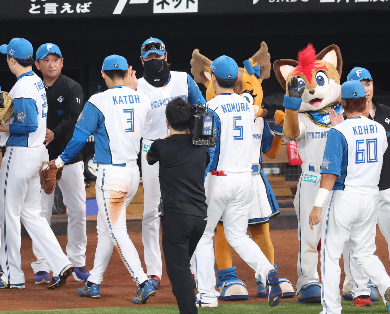 日本ハム対阪神　試合終了後、日本ハム加藤豪（左から3人目）を出迎える新庄監督（撮影・佐藤翔太）