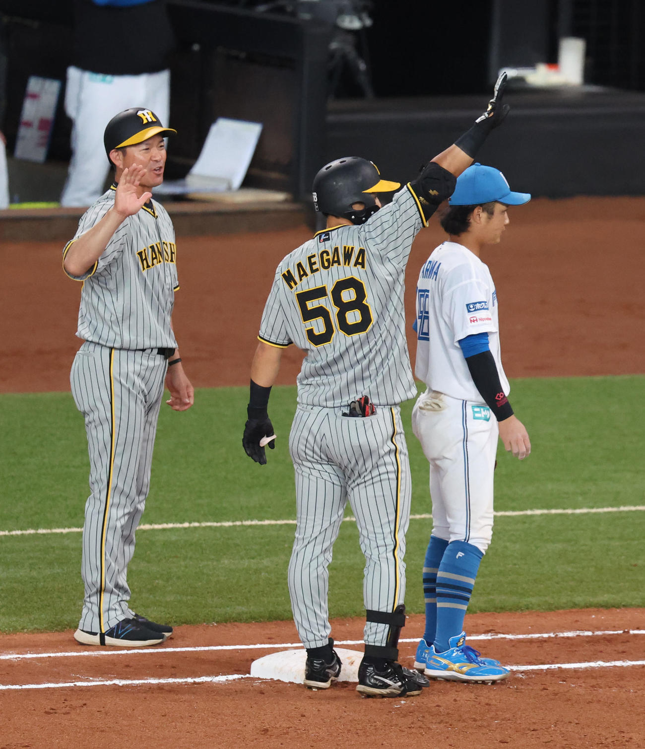 日本ハム対阪神　4回表阪神1死二、三塁、前川は同点となる右前適時打を放ち右手を突き上げる（撮影・佐藤翔太）