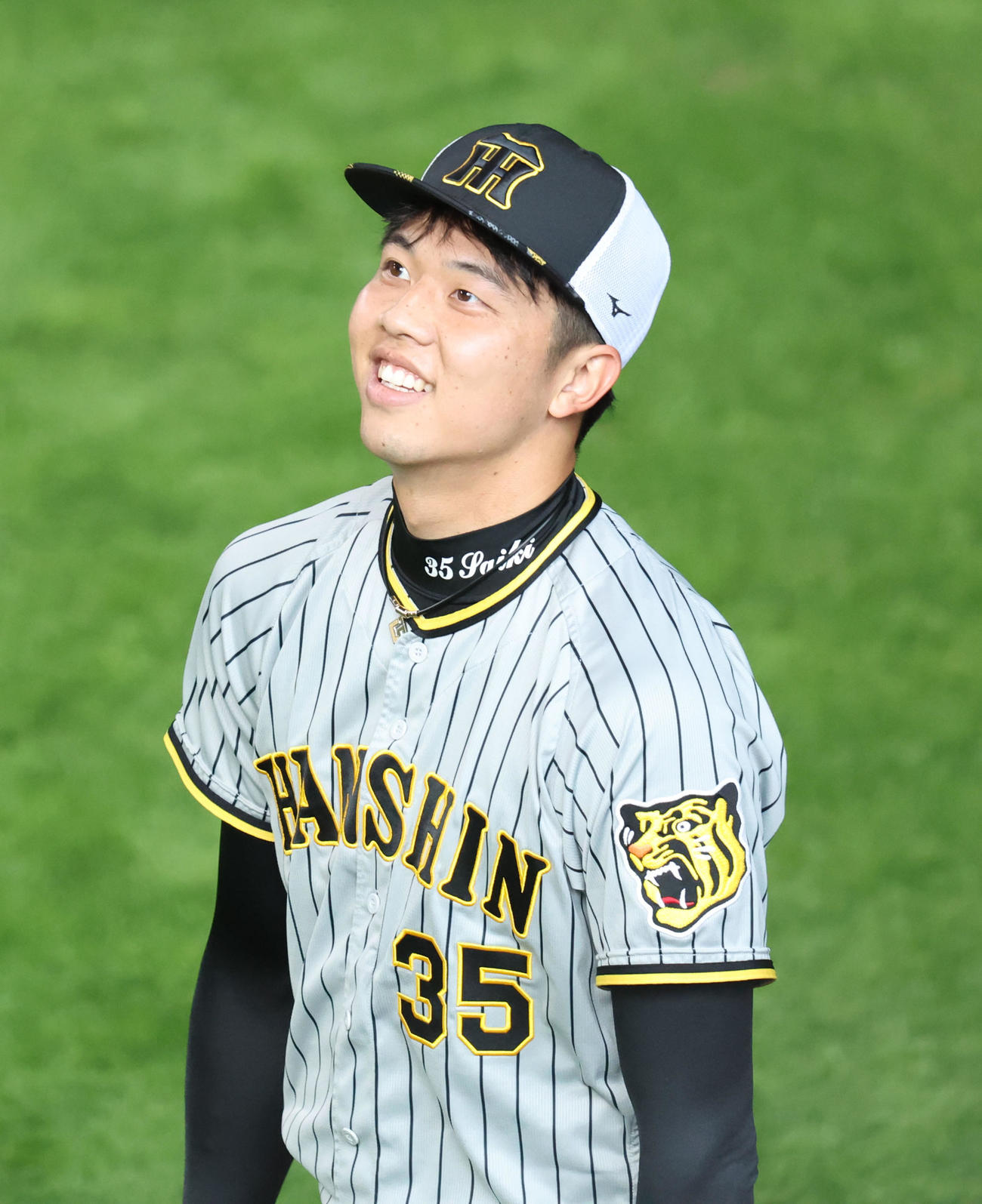 日本ハム対阪神　試合前、笑顔でウオーミングアップをする阪神才木（撮影・佐藤翔太）