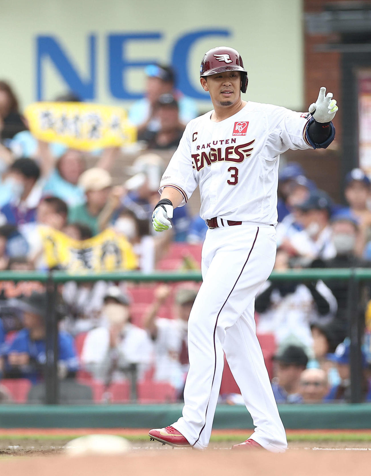 楽天対中日　3回裏楽天2死一、三塁、中前先制適時打で出塁する浅村（撮影・河田真司）