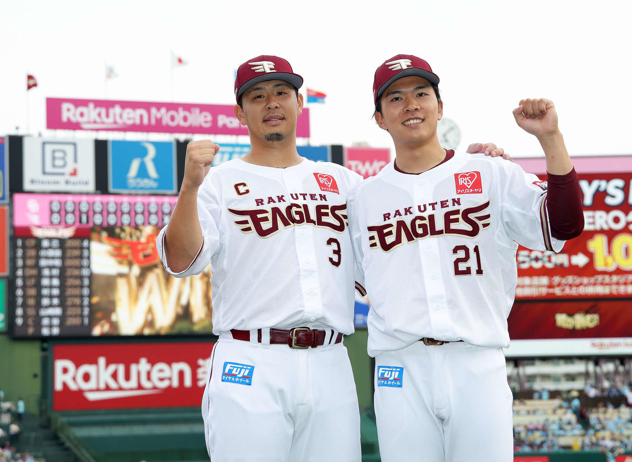 楽天対中日　中日に勝利し、試合後に肩を組みガッツポーズで写真に納まる浅村（左）と早川（撮影・河田真司）