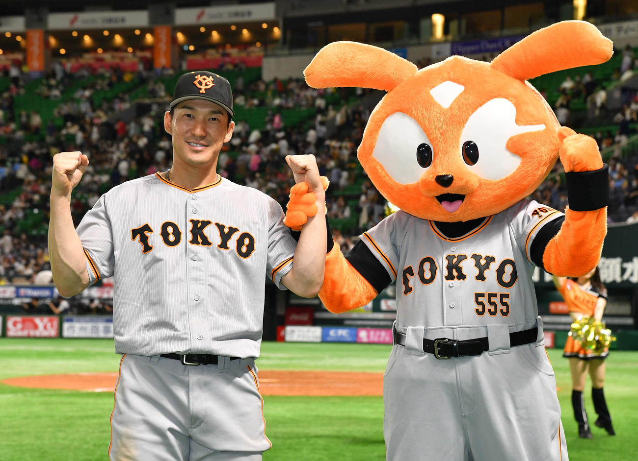 ソフトバンク対巨人　ソフトバンクに勝利し、ジャビットと笑顔でガッツポーズする梶谷（撮影・岩下翔太）
