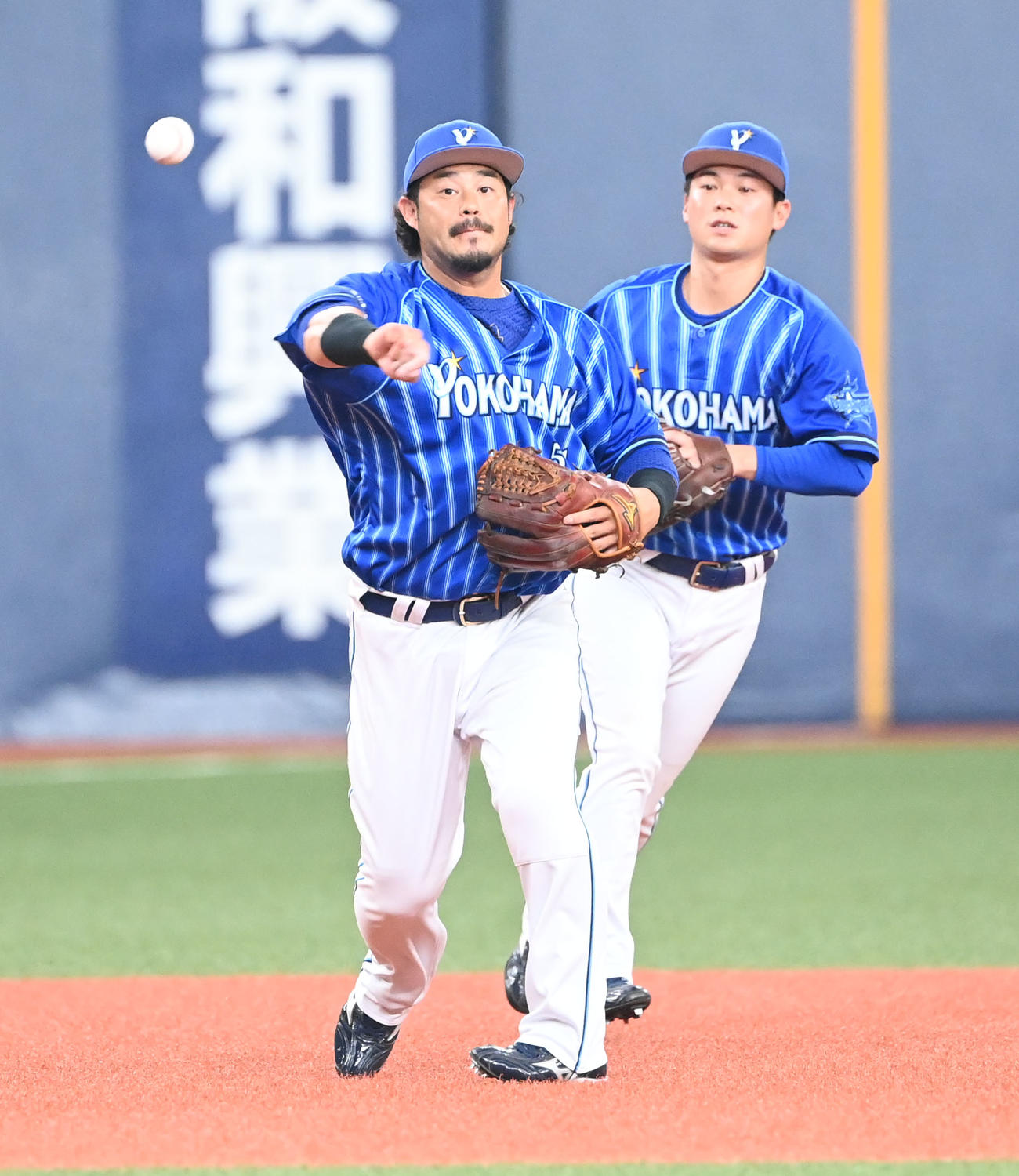 オリックス対DeNA 8回裏オリックス無死、若月の打球をさばく三塁手宮崎（撮影・和賀正仁）