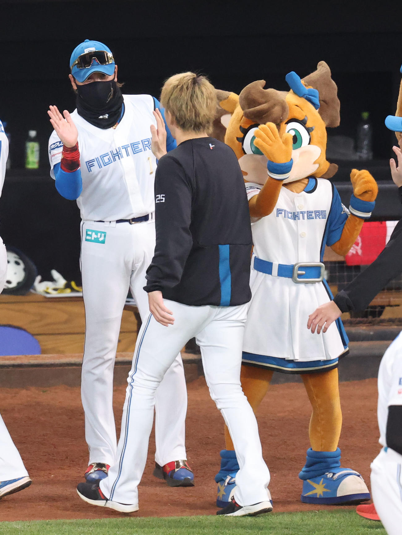 日本ハム対阪神　試合終了後、日本ハム新庄監督（左後方）は宮西を出迎える（撮影・佐藤翔太）