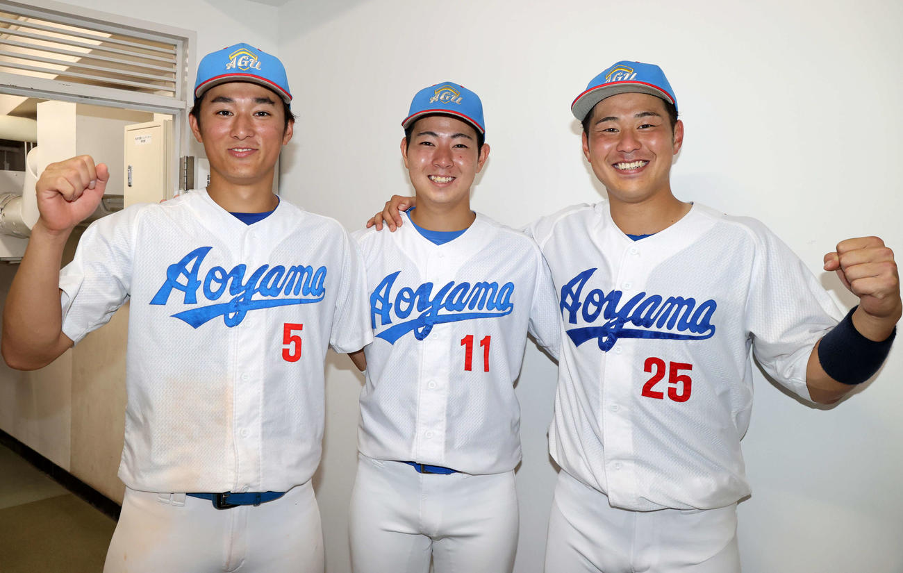 青学大対富士大　決勝進出を決め、笑顔でガッツポーズする青学大の、佐々木泰平（左）、下村海翔（中央）、中野波来（撮影・浅見桂子）
