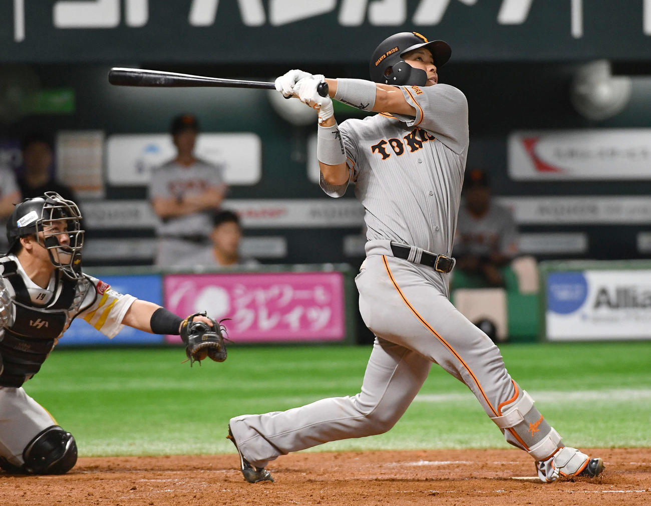 ソフトバンク対巨人　4回表巨人2死一、二塁、大城卓は逆転の右越え3点本塁打を放つ（撮影・岩下翔太）