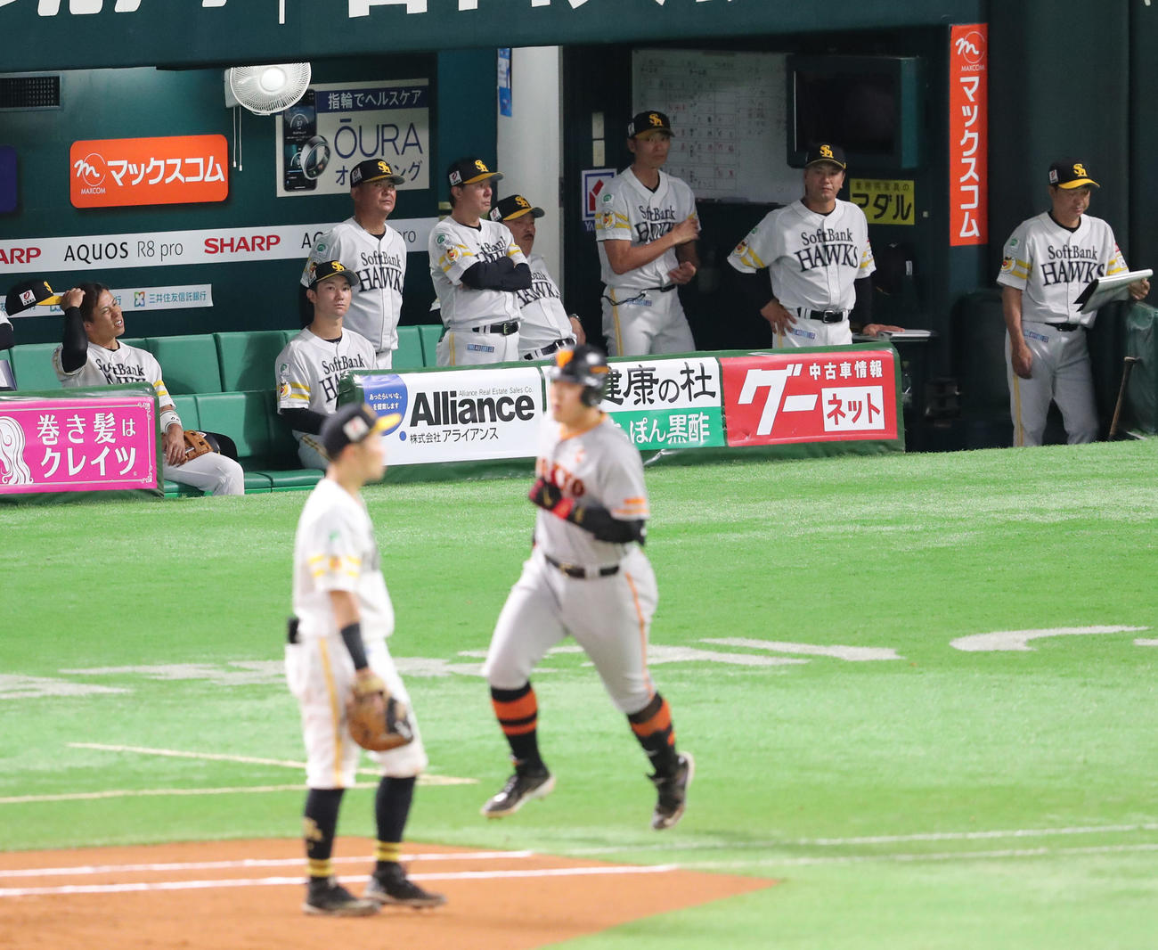 ソフトバンク対巨人　7回表巨人2死一塁、岡本和に左越え2点本塁打を浴びた甲斐野、元気のないベンチのナイン（撮影・梅根麻紀）