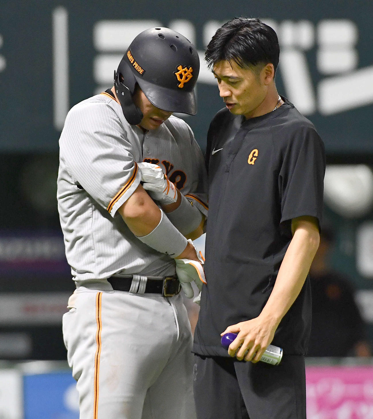 ソフトバンク対巨人　8回表巨人無死一塁、死球を受け、駆け付けたトレーナーと当たった場所を確認する大城卓（撮影・岩下翔太）