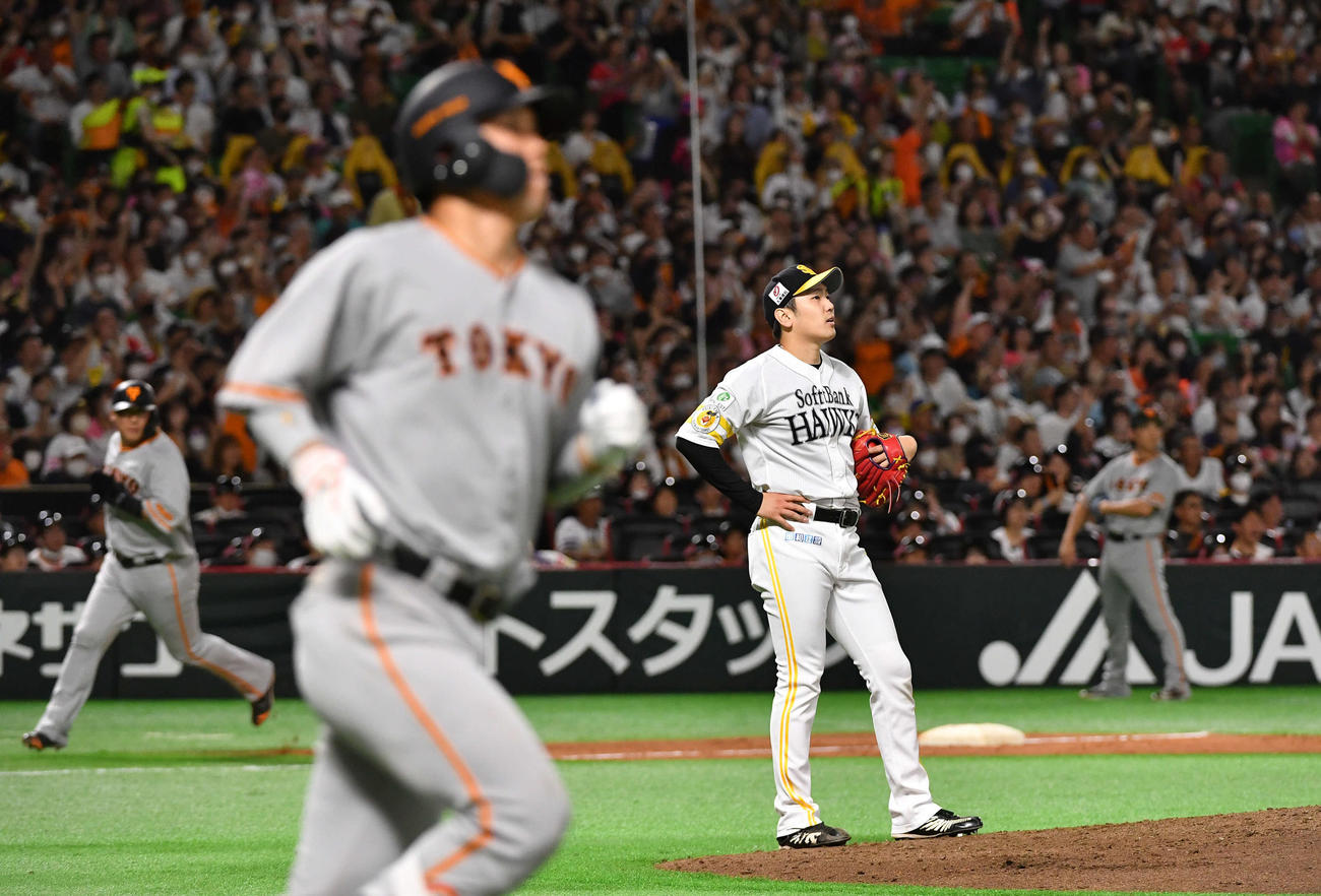 ソフトバンク対巨人　4回表巨人2死一、二塁、大城卓（手前）に逆転の右越え3点本塁打を打たれた石川（撮影・岩下翔太）