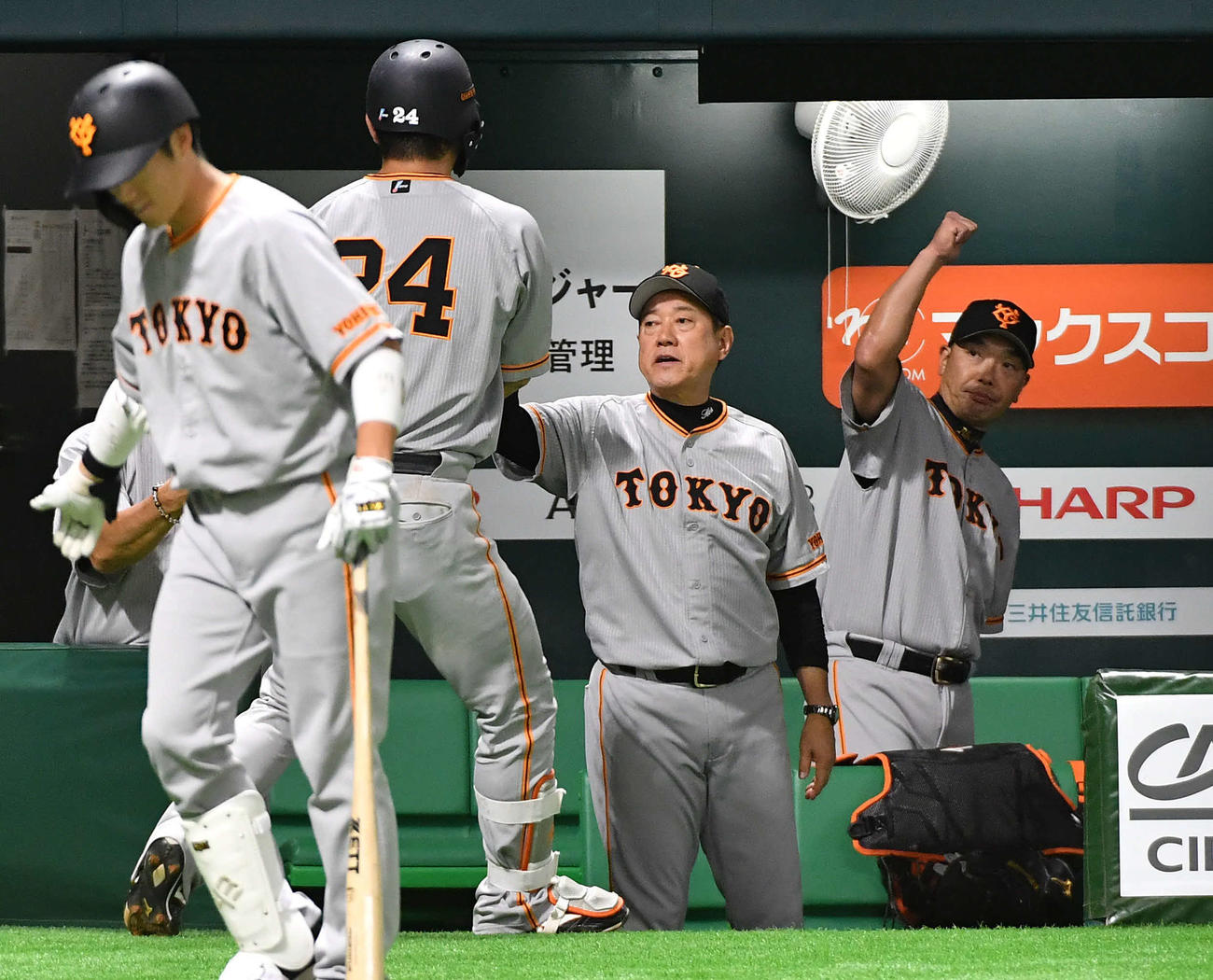 ソフトバンク対巨人　4回表巨人2死一、二塁、逆転の右越え3点本塁打を放った大城卓（左から2人目）を迎える原監督（撮影・岩下翔太）