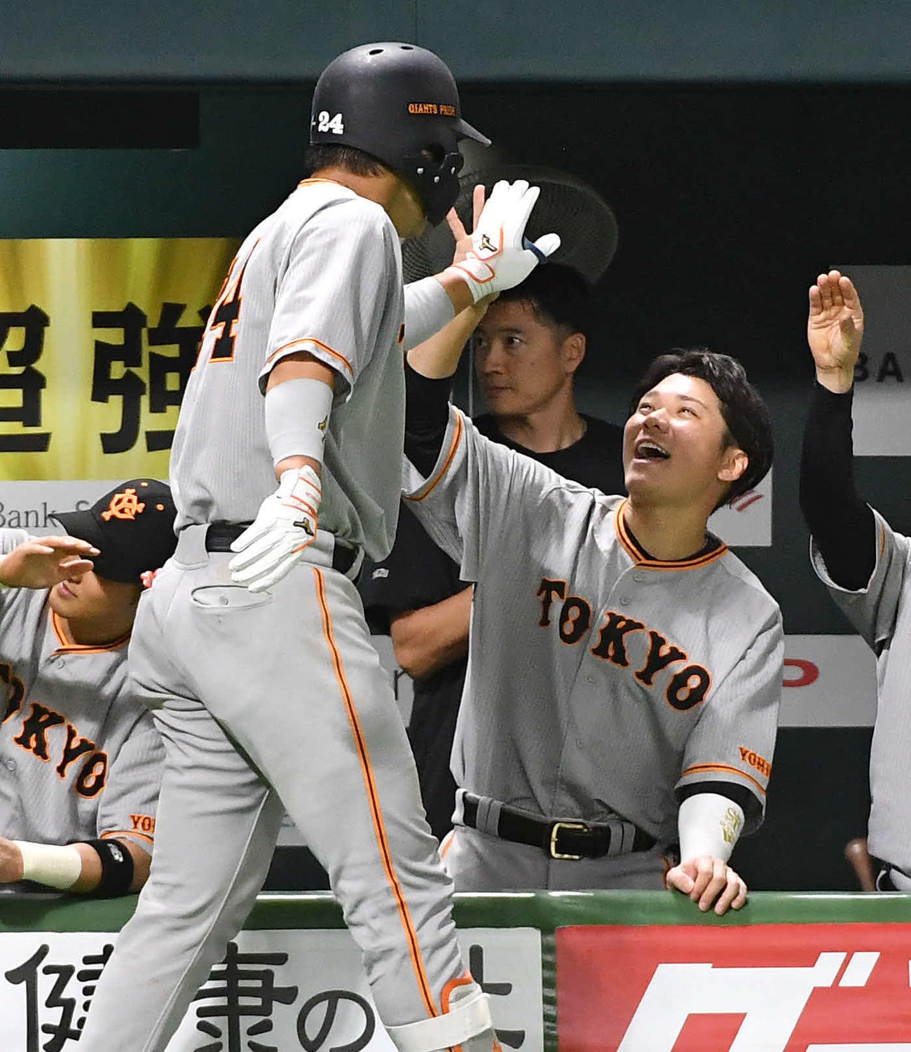 ソフトバンク対巨人　4回表巨人2死一、二塁、逆転の右越え3点本塁打を放った大城卓（左）を笑顔で迎える坂本（撮影・岩下翔太）