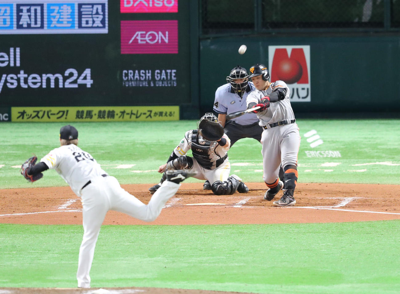 ソフトバンク対巨人　7回表巨人2死一塁、岡本和は左越えに2点本塁打を放つ（撮影・梅根麻紀）