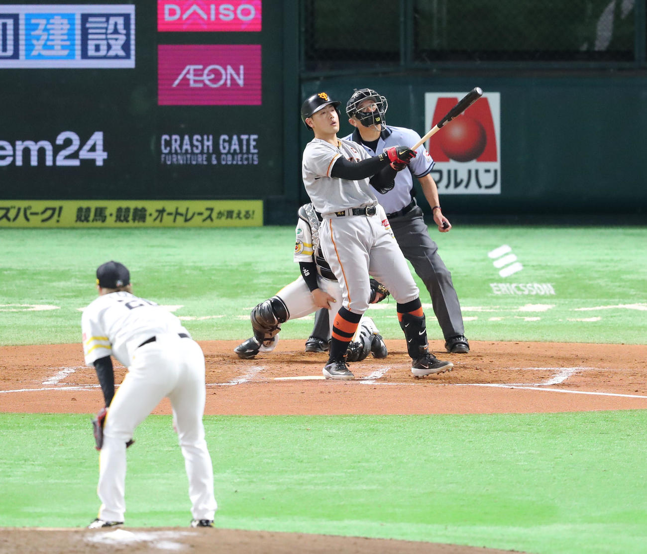 ソフトバンク対巨人　7回表巨人2死一塁、岡本和は左越えに2点本塁打を放つ（撮影・梅根麻紀）