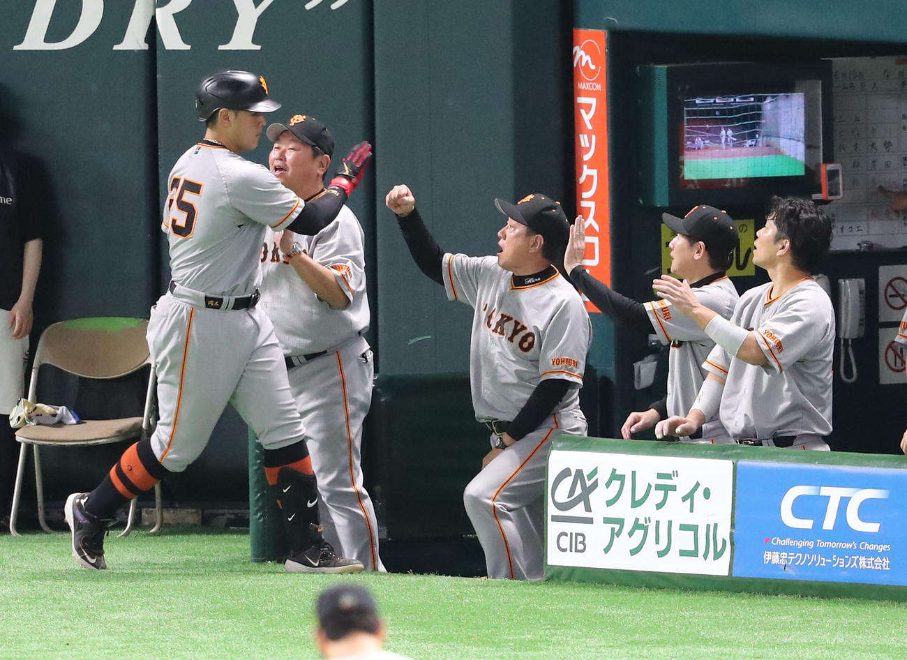 ソフトバンク対巨人　7回表巨人2死一塁、岡本和は左越えに2点本塁打を放つ（撮影・梅根麻紀）