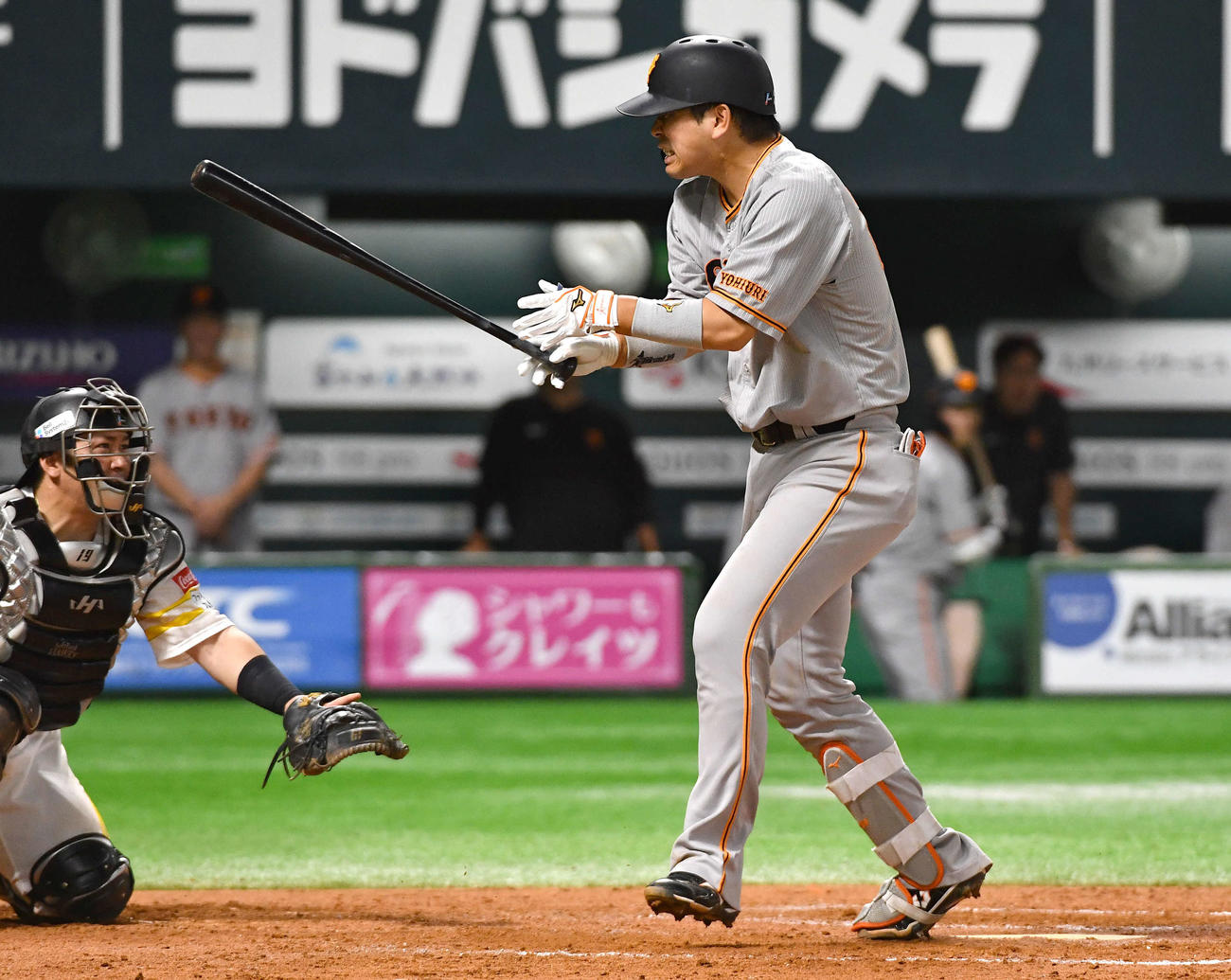 ソフトバンク対巨人　8回表巨人無死一塁、死球を受ける大城卓（撮影・岩下翔太）