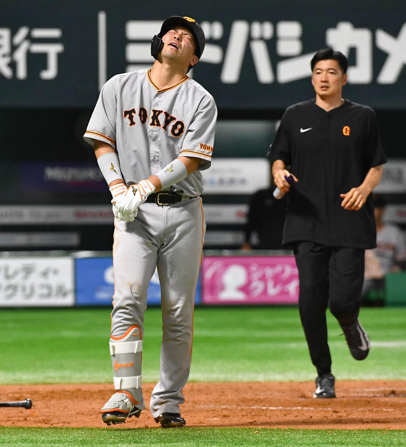 ソフトバンク対巨人　8回表巨人無死一塁、死球を受け、痛みで顔をゆがめる大城卓（撮影・岩下翔太）