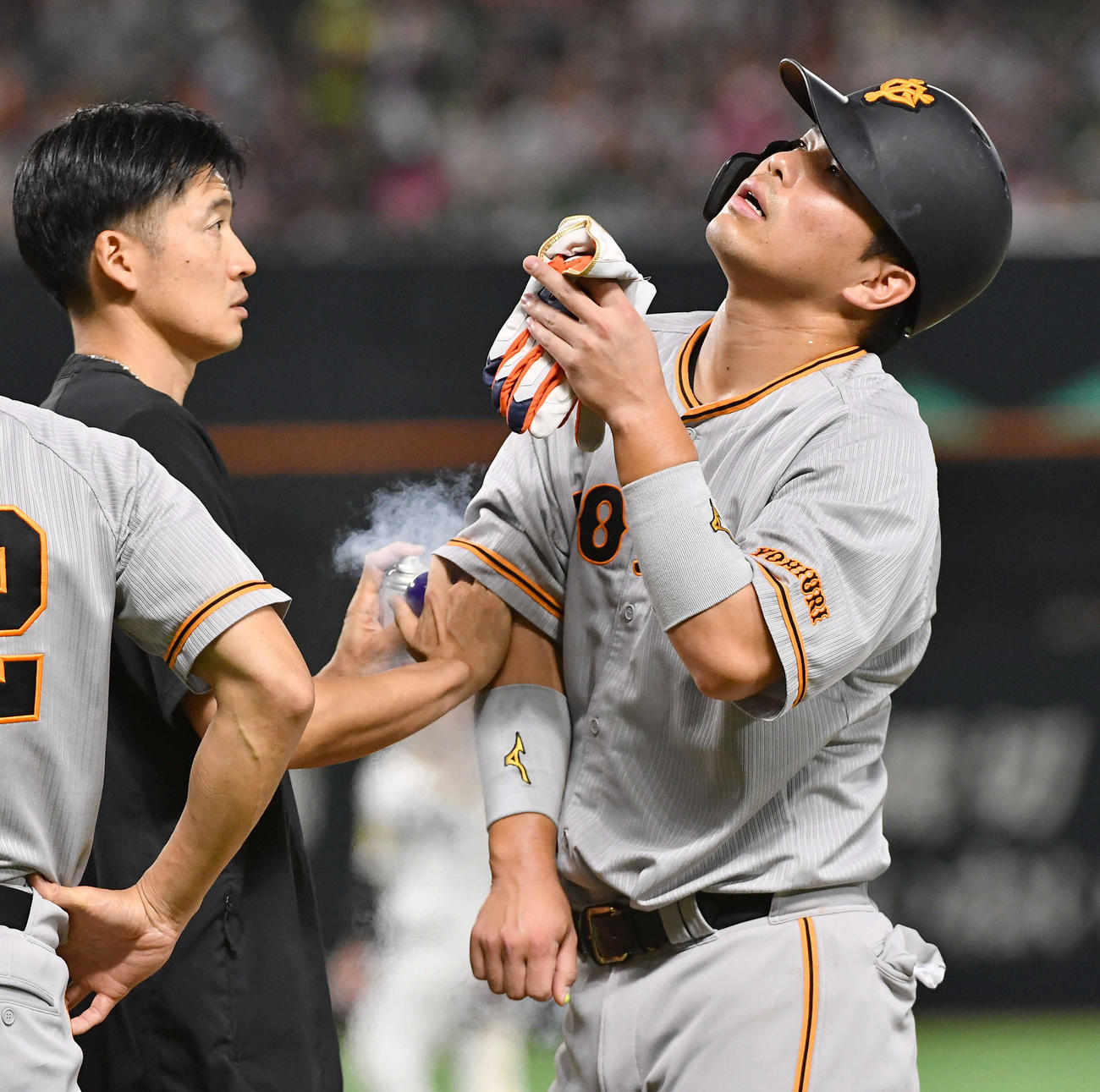 ソフトバンク対巨人　8回表巨人無死一塁、死球を受け、一塁で冷却スプレーをかけられる大城卓（撮影・岩下翔太）