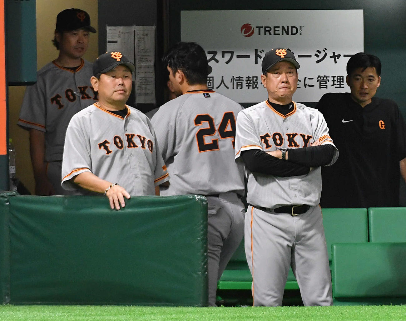 ソフトバンク対巨人　8回表巨人無死一塁、死球を受け、治療のためベンチへ戻る大城卓（左から3人目）の隣で厳しい表情を見せる原監督（撮影・岩下翔太）