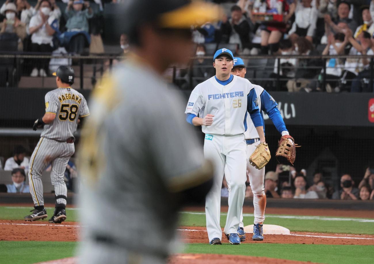 日本ハム対阪神　9回表阪神2死、田中は前川を一ゴロに仕留めガッツポーズを見せる（撮影・加藤哉）