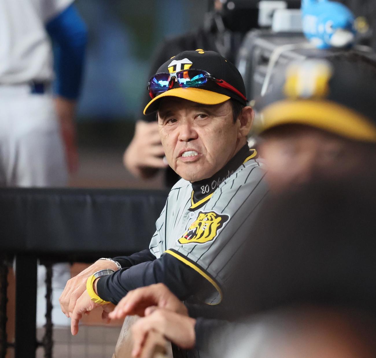 日本ハム対阪神　9回表、ベンチで険しい表情を見せる岡田監督（撮影・加藤哉）