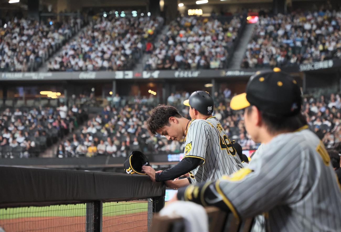 日本ハム対阪神　8回裏日本ハム無死一、二塁、降板しベンチの最前列に座る大竹（撮影・加藤哉）