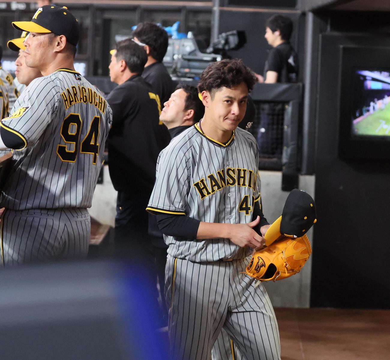日本ハム対阪神　8回裏日本ハム無死一、二塁、大竹は加藤に適時打を打たれ降板する（撮影・加藤哉）
