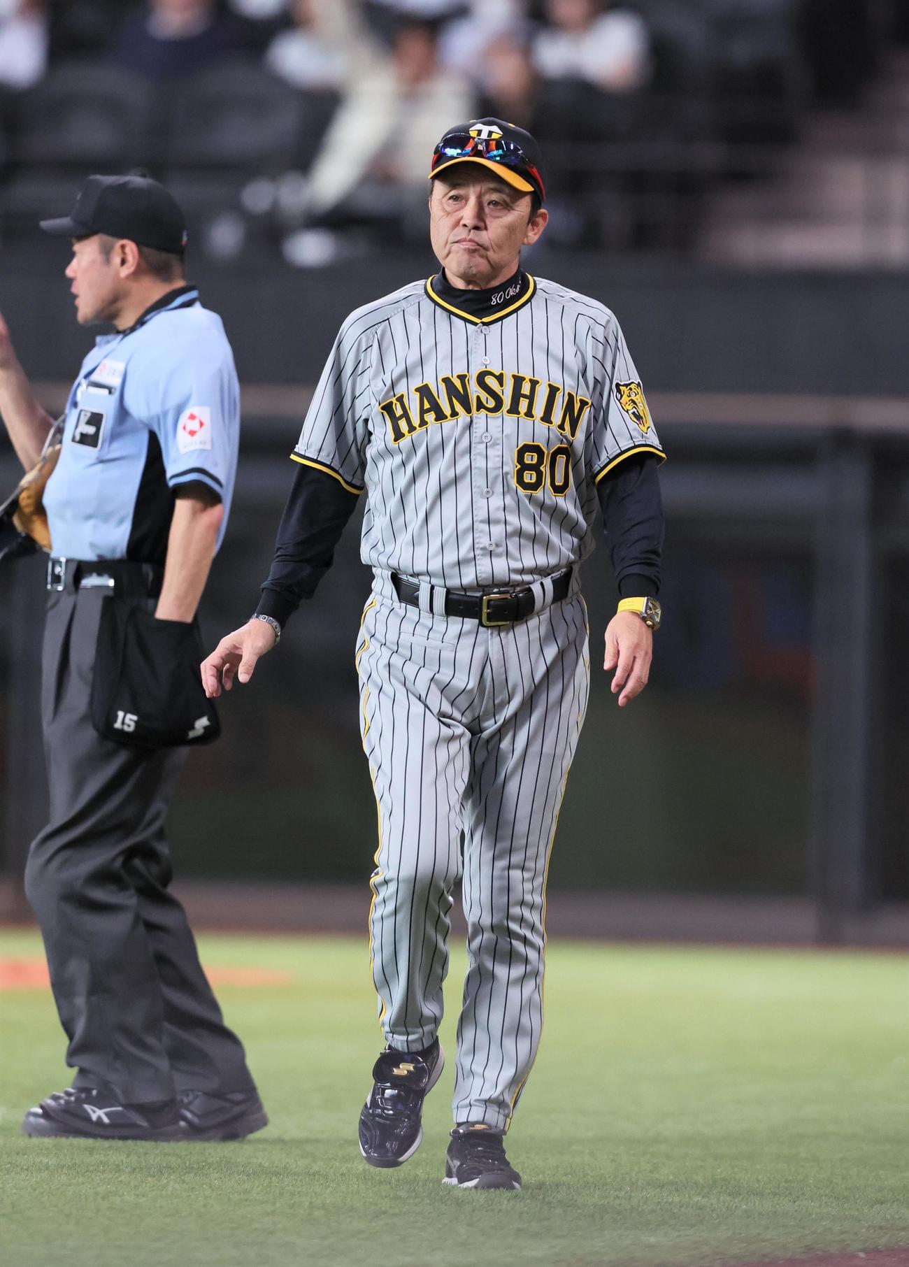 日本ハム対阪神　8回裏日本ハム無死一、二塁、岡田監督は投手交代を告げる（撮影・加藤哉）