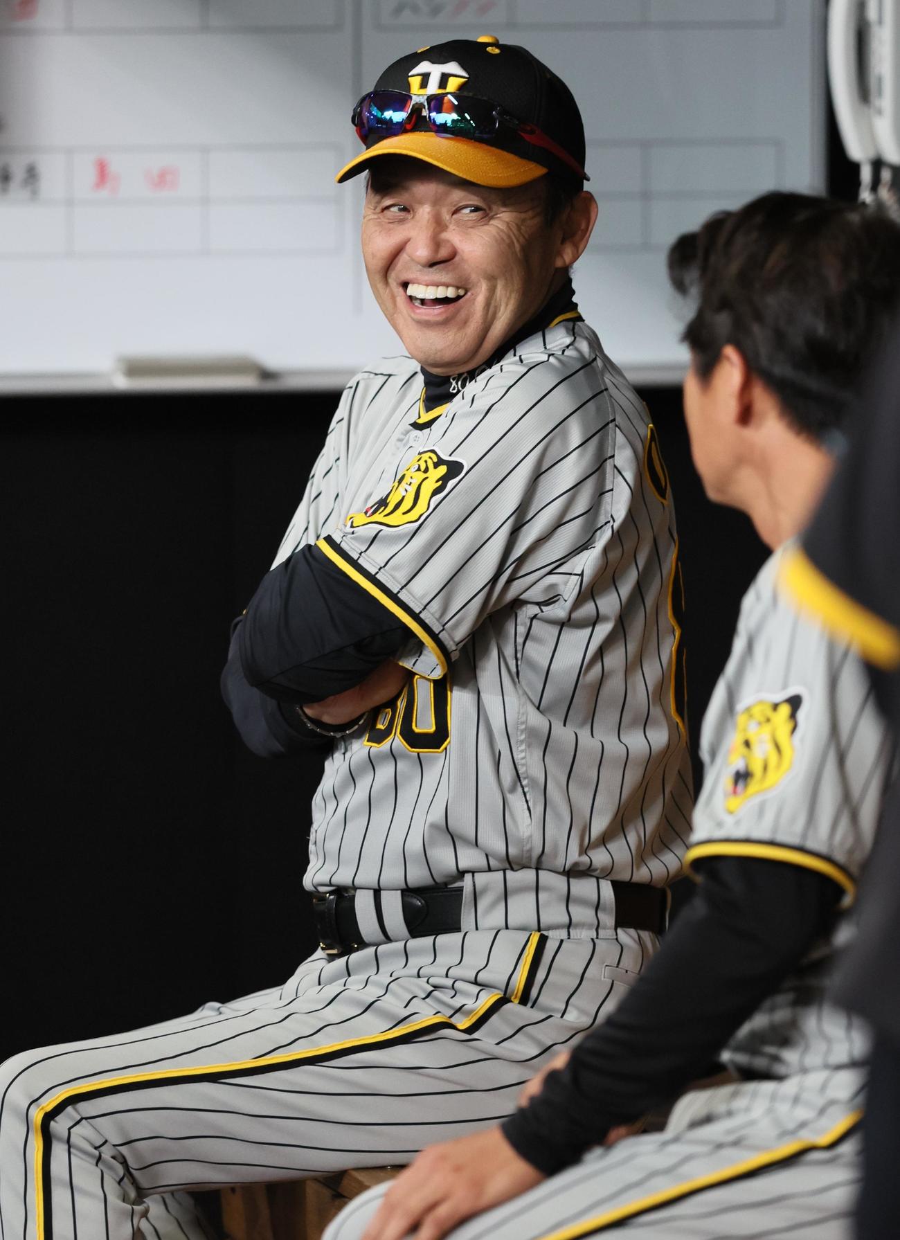 日本ハム対阪神　9回表、ベンチで笑顔を見せる岡田監督（撮影・加藤哉）