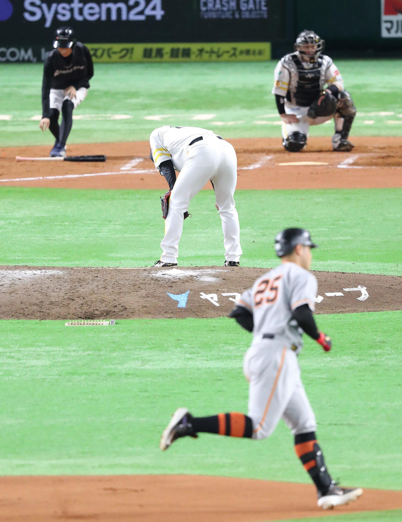 ソフトバンク対巨人　7回表巨人2死一塁、岡本和に左越え2点本塁打を浴びた甲斐野（撮影・梅根麻紀）