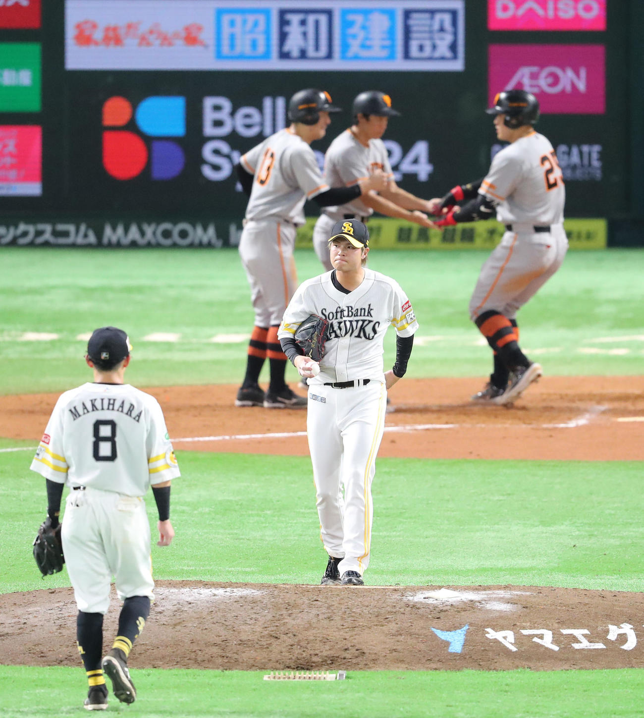ソフトバンク対巨人　7回表巨人2死一塁、岡本和に左越え2点本塁打を浴びた甲斐野（撮影・梅根麻紀）