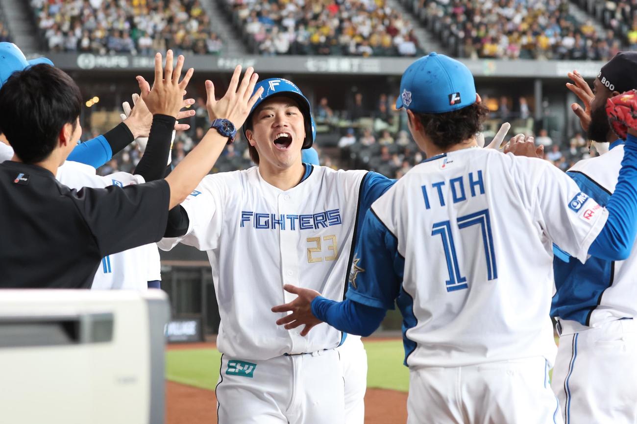 日本ハム対阪神　2回裏、本塁打を放った伏見はナインに出迎えられる（撮影・黒川智章）