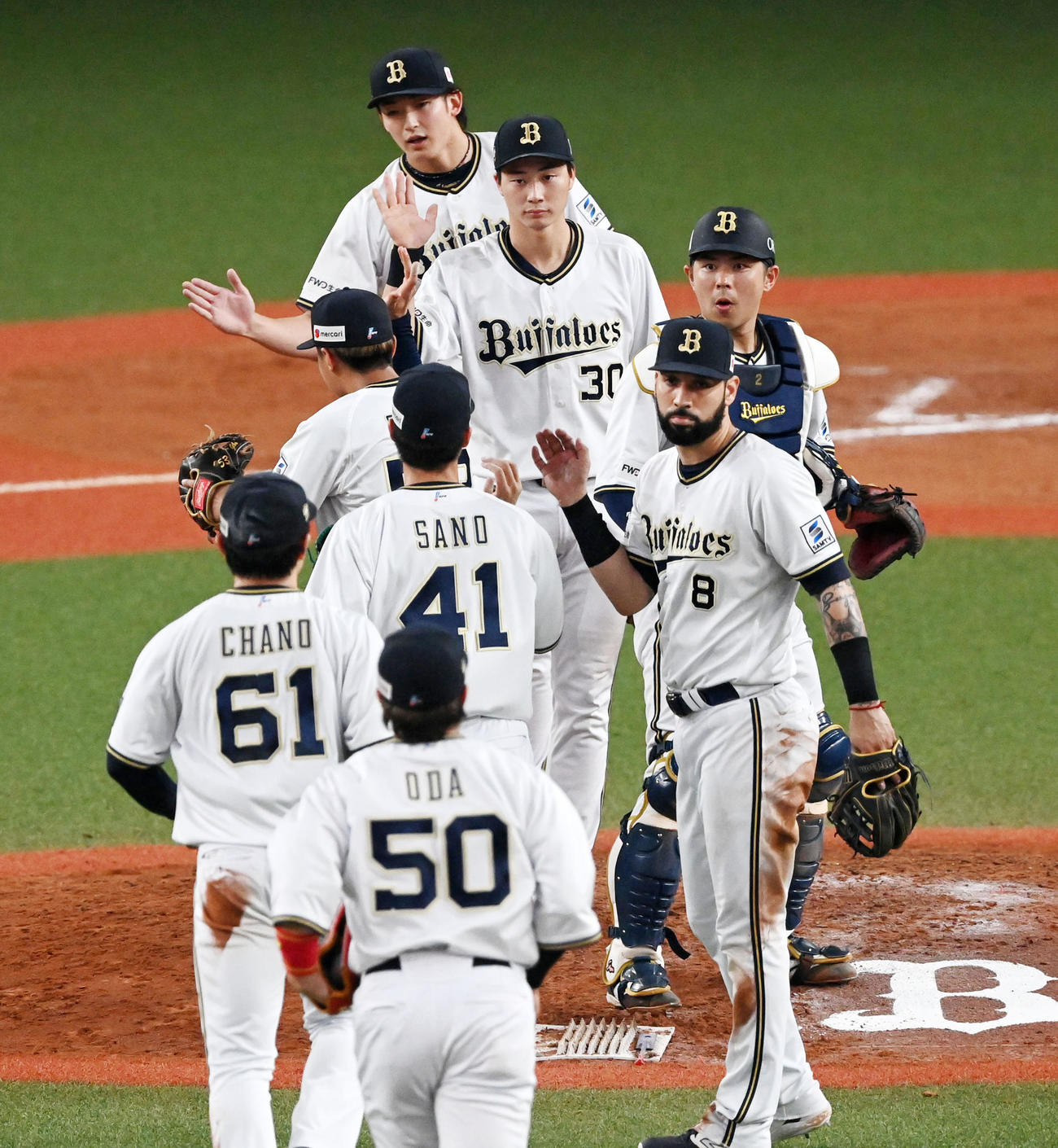 オリックス対DeNA DeNAに勝利し、ナインと喜びを分かち合うオリックス山崎颯（上）ら（撮影・前岡正明）
