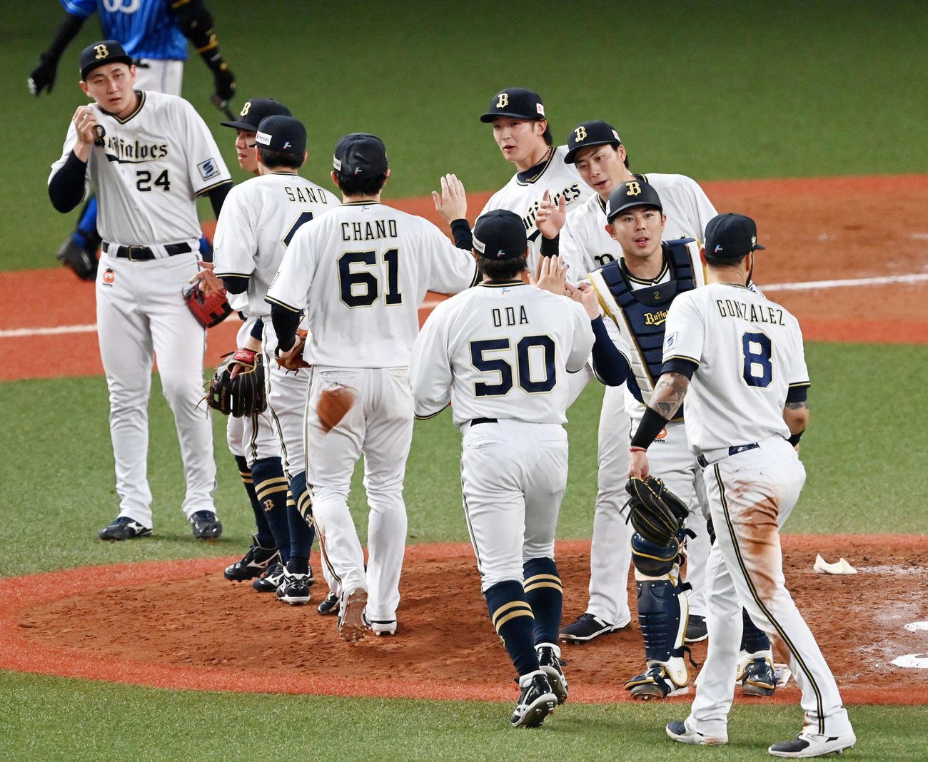 オリックス対DeNA DeNAに勝利、喜ぶオリックスナイン（撮影・前岡正明）