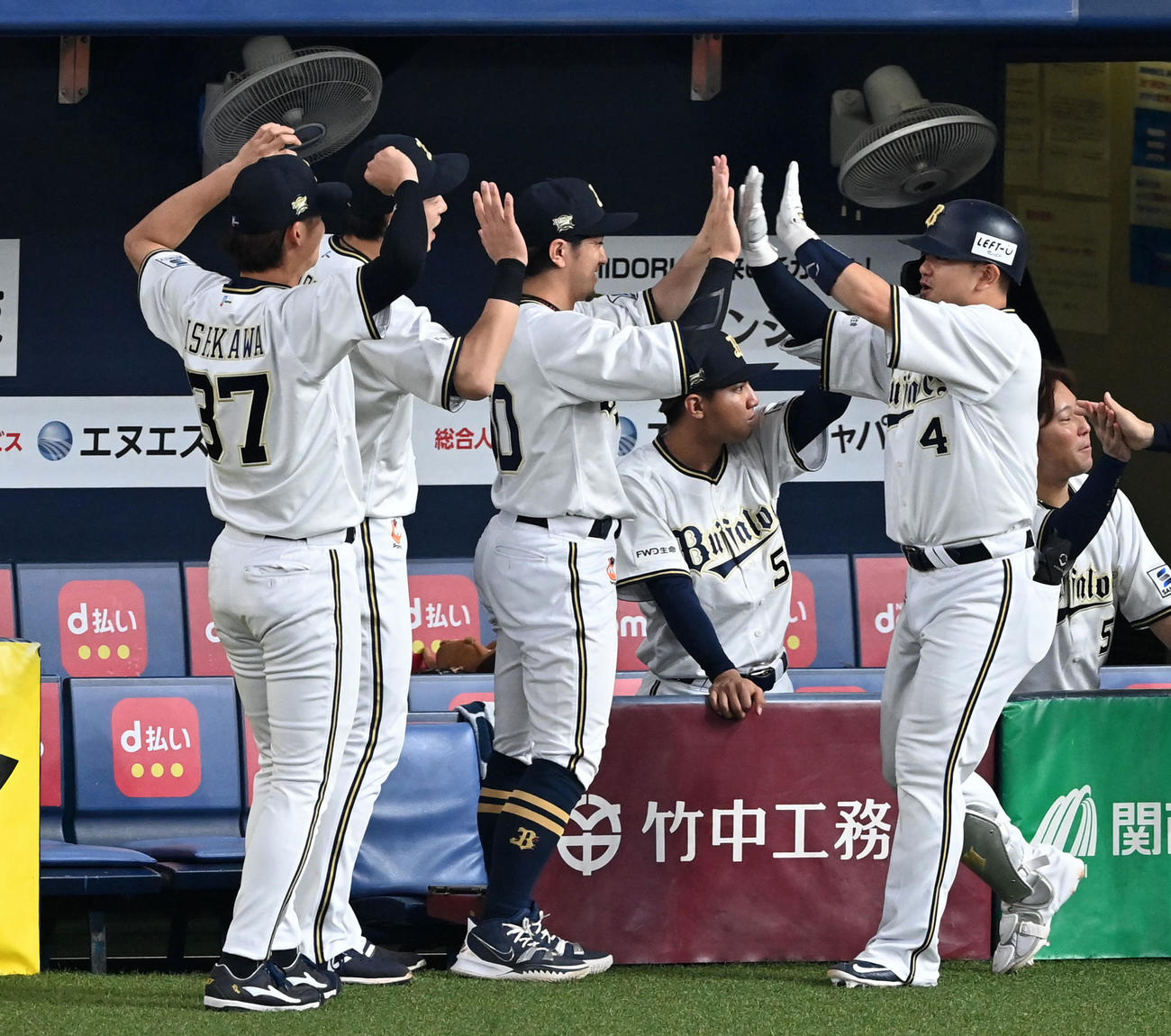 オリックス対DeNA 5回裏オリックス1死一、三塁、森は右中間に3点本塁打を放ちナインの祝福を受ける（撮影・前岡正明）