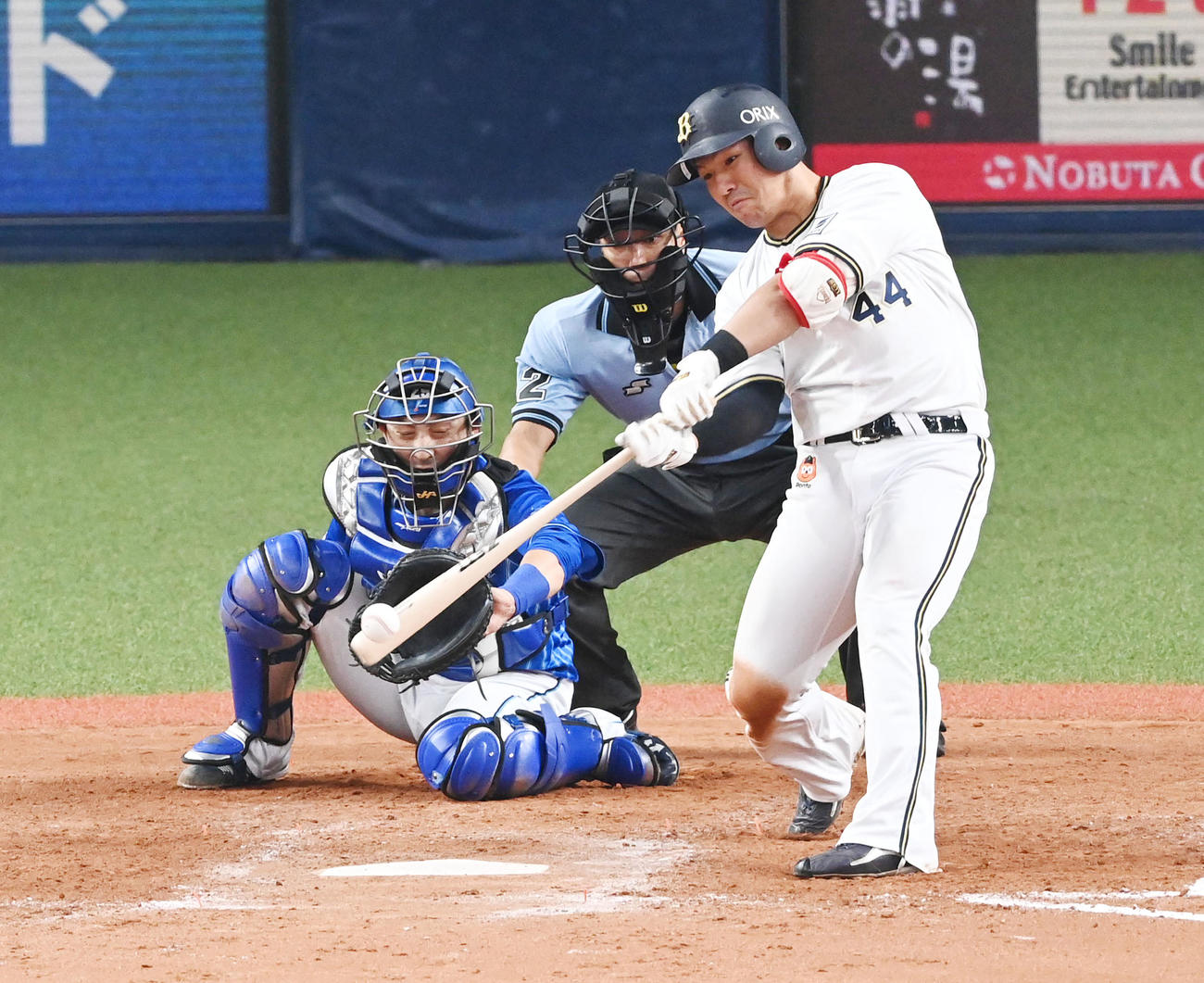 オリックス対DeNA 8回裏オリックス2死満塁、頓宮は中前2点適時打を放つ（撮影・前岡正明）