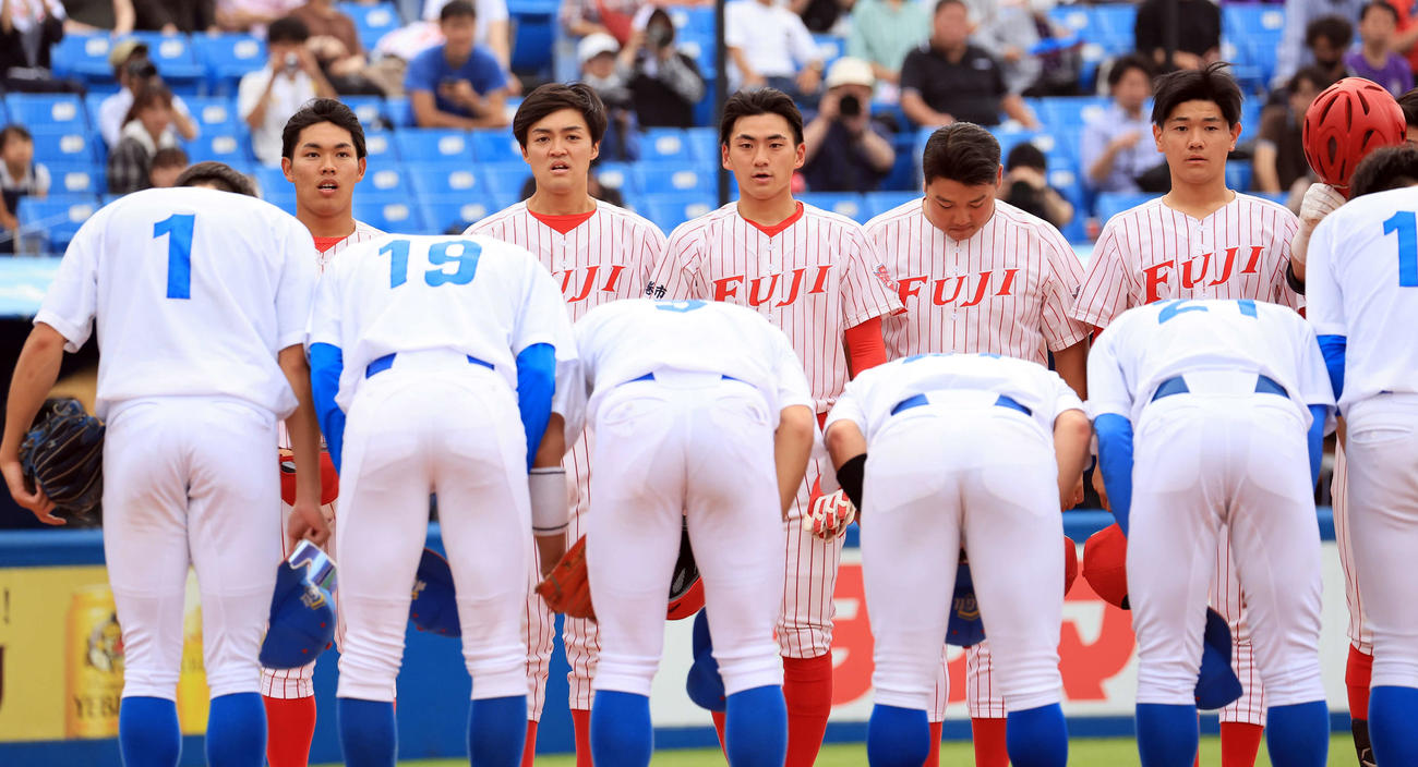 青学大対富士大　決勝進出を逃し、悔しそうな表情であいさつする中岡（左から2人目）ら富士大ナイン（撮影・浅見桂子）