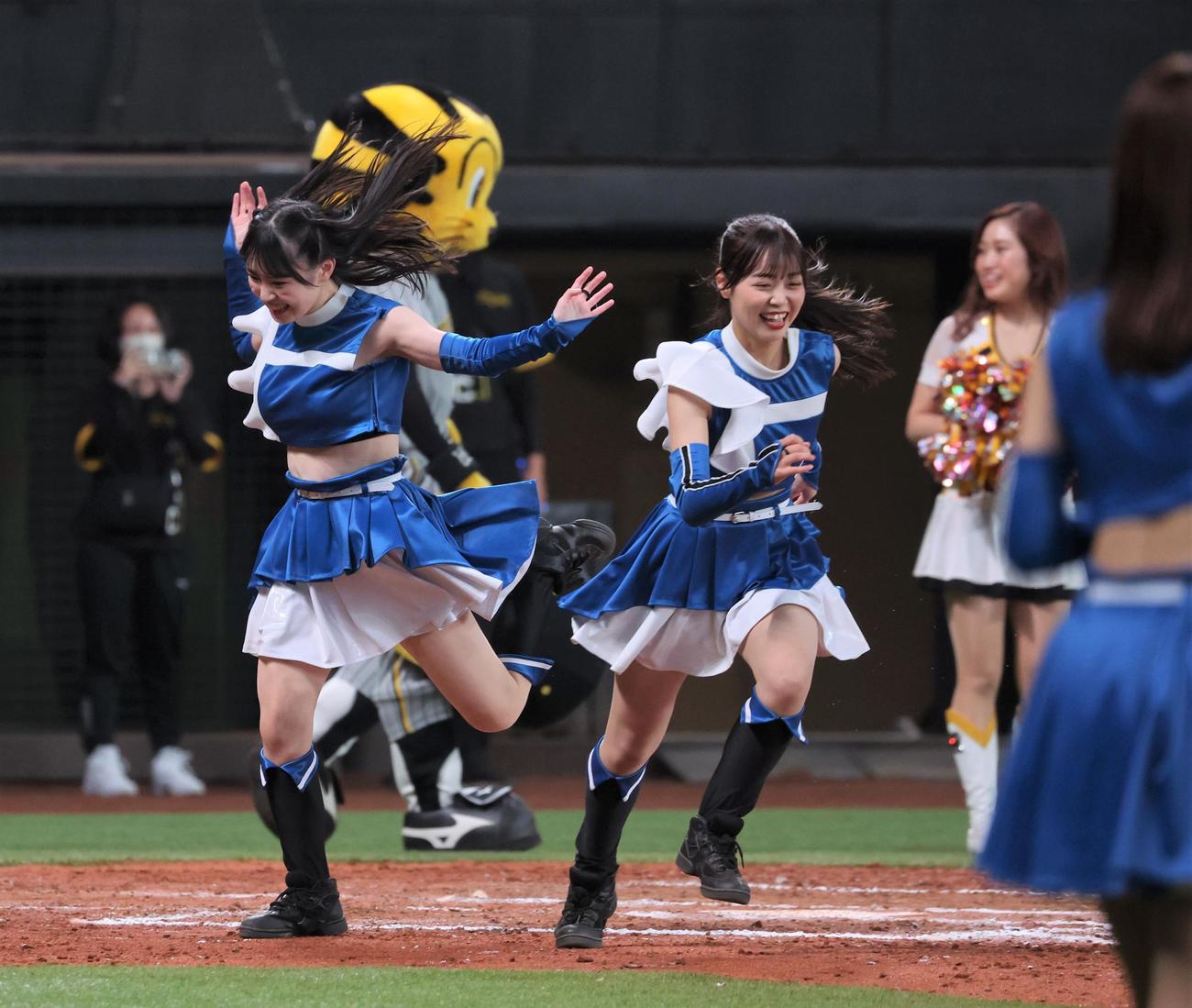 日本ハム対阪神　試合後、交流イベントを行うタイガースガールズとファイターズガール（撮影・黒川智章）
