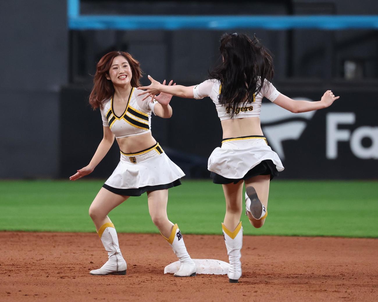 日本ハム対阪神　試合後、交流イベントを行うタイガースガールズとファイターズガール（撮影・黒川智章）