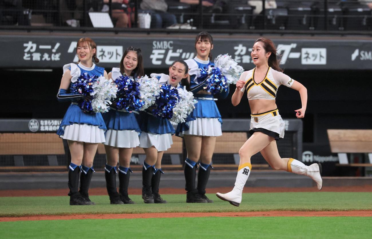 日本ハム対阪神　試合後、交流イベントを行うタイガースガールズとファイターズガール（撮影・黒川智章）
