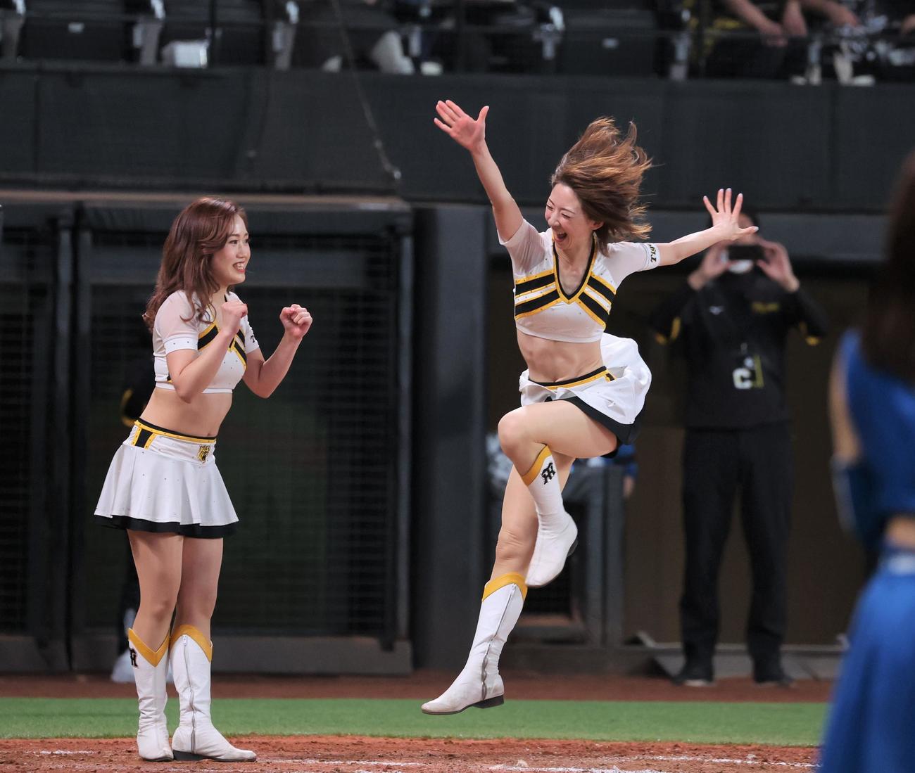 日本ハム対阪神　試合後、交流イベントを行うタイガースガールズとファイターズガール（撮影・黒川智章）
