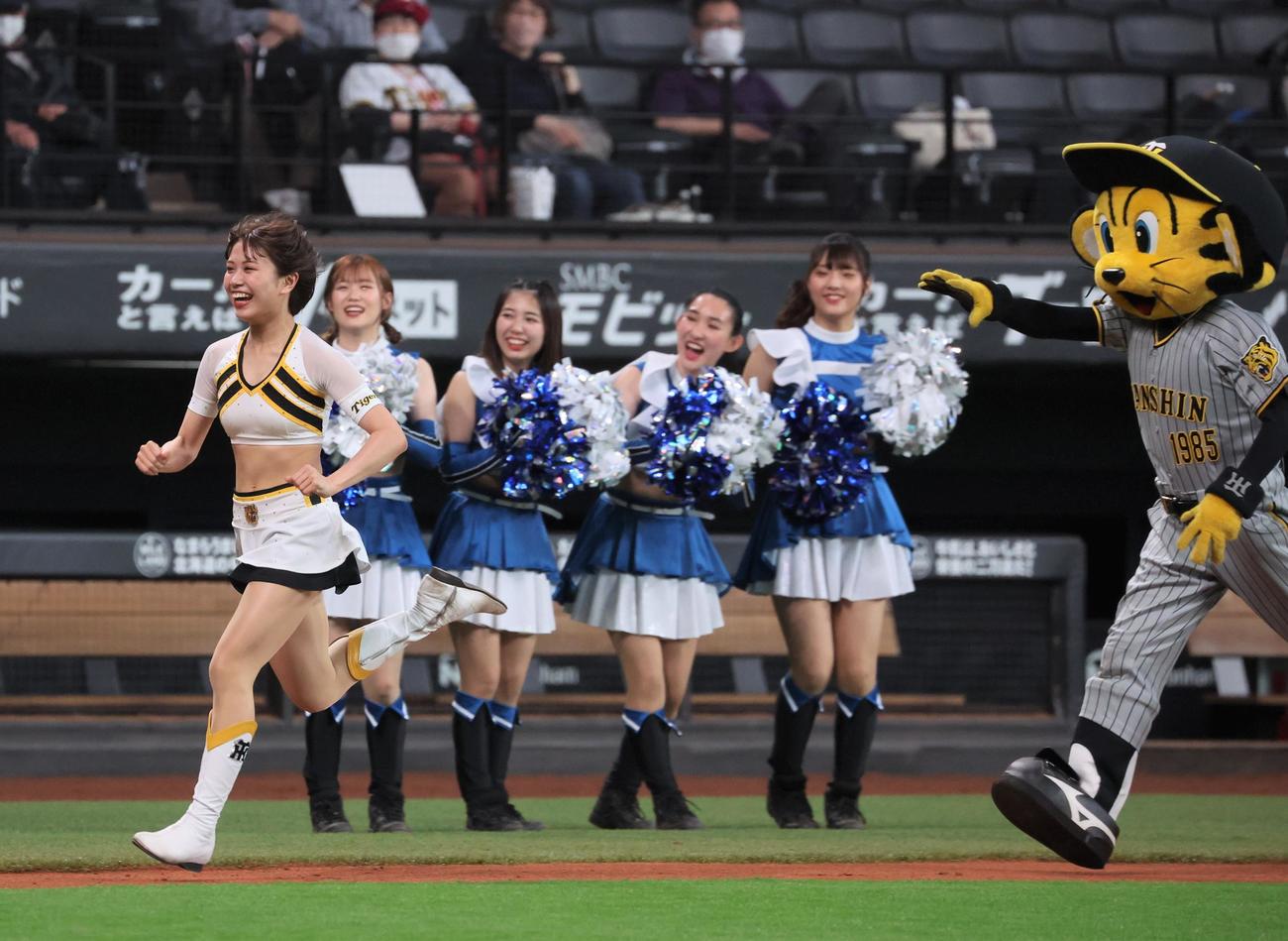 日本ハム対阪神　試合後、交流イベントを行うタイガースガールズとファイターズガール（撮影・黒川智章）