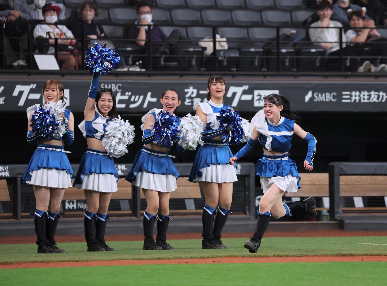 日本ハム対阪神　試合後、交流イベントを行うタイガースガールズとファイターズガール（撮影・黒川智章）